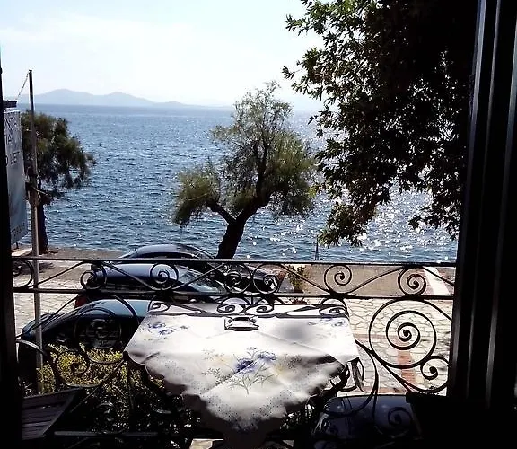 Paris & Eleni アパート